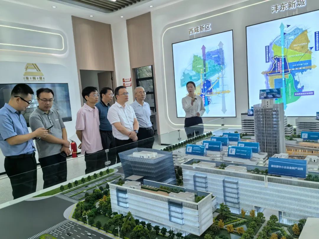 調(diào)研組在西咸新區(qū)參觀.jpg 調(diào)研組在西咸新區(qū)參觀.jpg