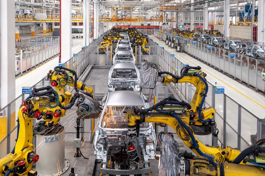 長(zhǎng)沙比亞迪雨花工廠的智能化生產(chǎn)線.jpg 長(zhǎng)沙比亞迪雨花工廠的智能化生產(chǎn)線.jpg